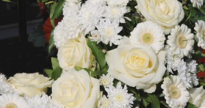 Arrangement von Trauerfeiern mit Blumenschmuck durch Bücken-Brendt Bestattungen in Eschweiler
