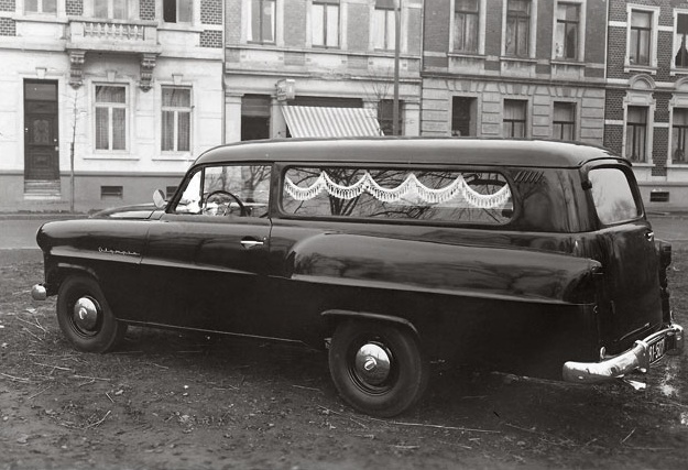 Unser erster Motorisierter Leichenwagen im Jahr 1953 - Bücken-Brendt Bestattungen in Eschweiler
