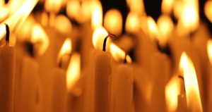Symbolische Verabschiedungszeremonien wie z.B. ein Kerzenopfer während der Trauerfeier