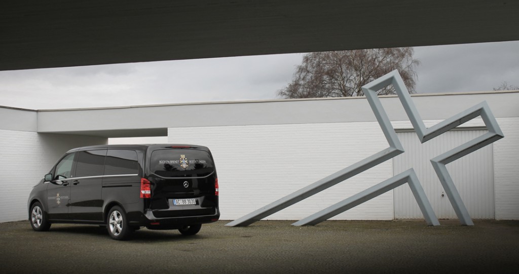 Außenansicht vom Bestattungshaus Bücken-Brendt Bestattungen in Eschweiler Versorgung und Überführung von Verstorbenen im In- und Ausland durch Bücken-Brendt Bestattungen in Eschweiler